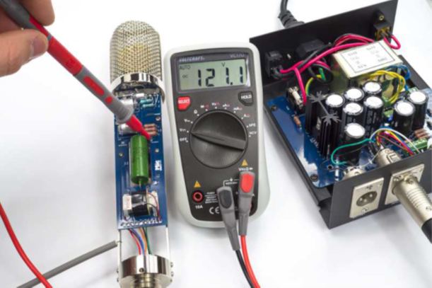Multimeter measuring B+ voltage at the mic side of the 7-pin connector.